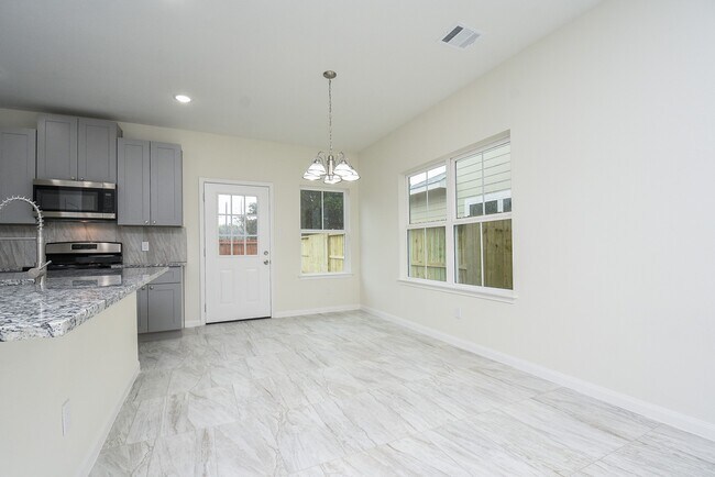 Building Photo - 2807 Topiary Ln