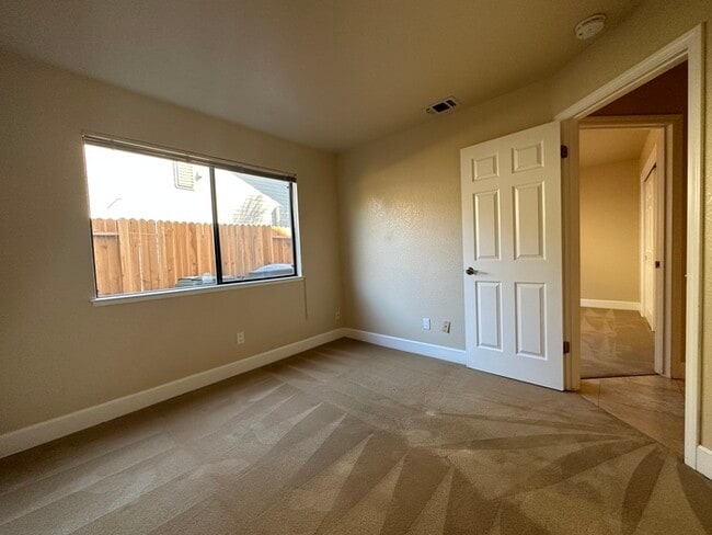 Building Photo - Beautiful 4 Bedroom Single Story For Rent in Gold River!