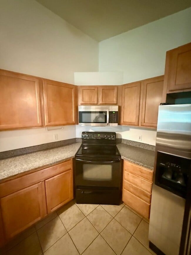 Building Photo - Spacious 4 Bed / 3 Bath Duplex on 1 Acre –...