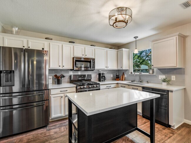 Building Photo - 1021 Doras Dr