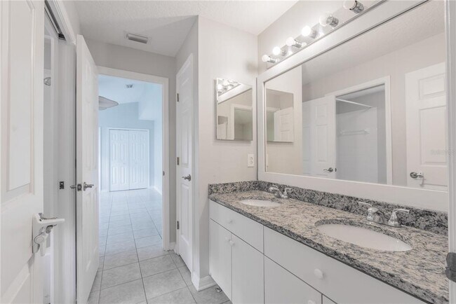 Building Photo - 10457 Canary Isle Dr