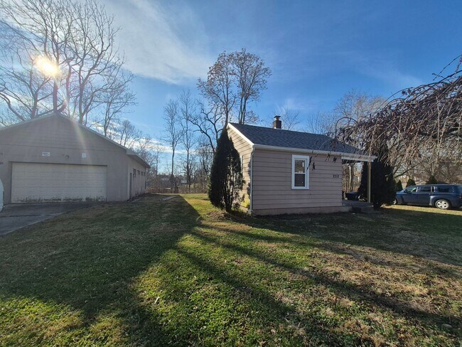 Building Photo - Cozy 1 bedroom house with large yard