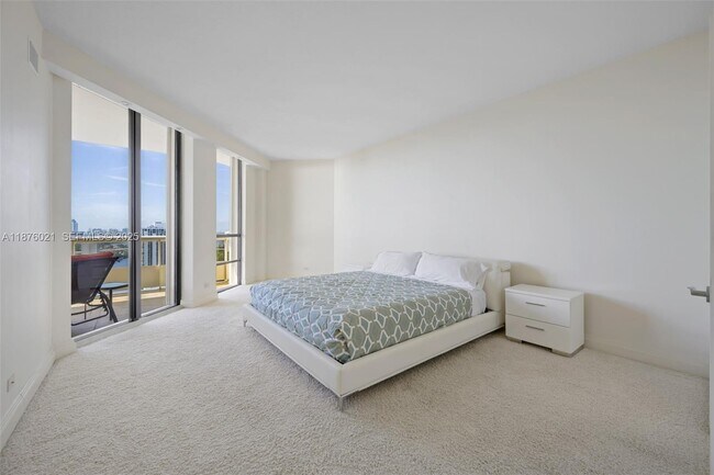 Building Photo - 20191 E Country Club Dr