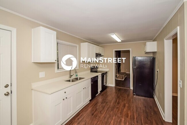 Building Photo - 3 Bedroom Pet-Friendly Home in Birmingham, AL with Main Street Renewal