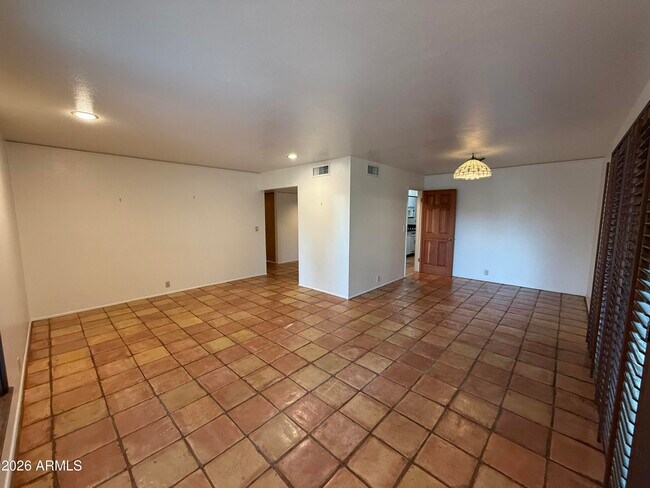 Building Photo - 2114 S La Rosa Dr