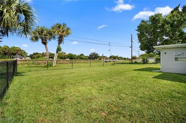 Building Photo - 211 E Jasmine Rd
