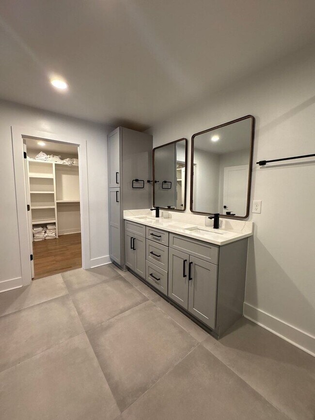 Building Photo - Fully Furnished 5 Bed, 3.5 Bath Located In East Nashville's McFerrin Park Neighborhood w/ Flexibl...