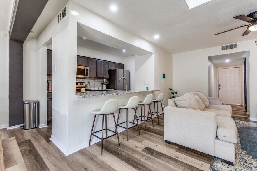 Building Photo - 4120 Towngate Blvd