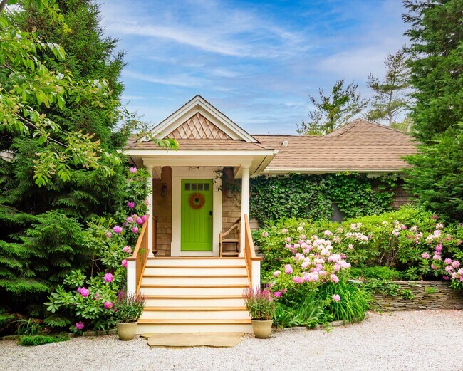 Building Photo - 565 Montauk Hwy
