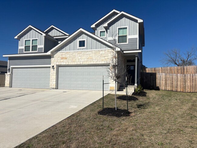 Building Photo - Luxury Living in the Heart of Cibolo!