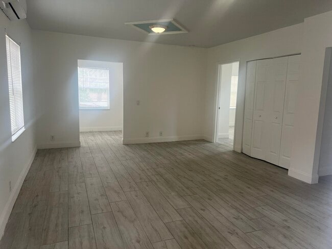 Building Photo - 407 S Lakeside Dr