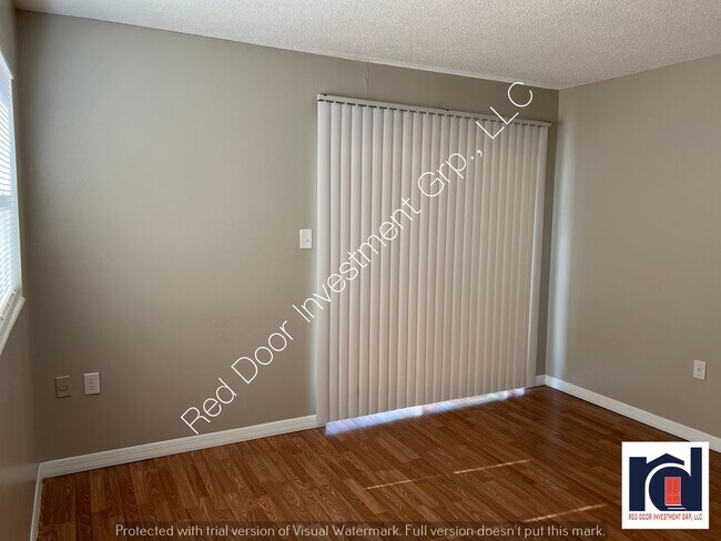 Building Photo - Downstairs 1/1 - Small Quiet Apartment Com...