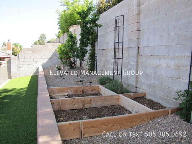 Building Photo - 912 Turner Dr NE