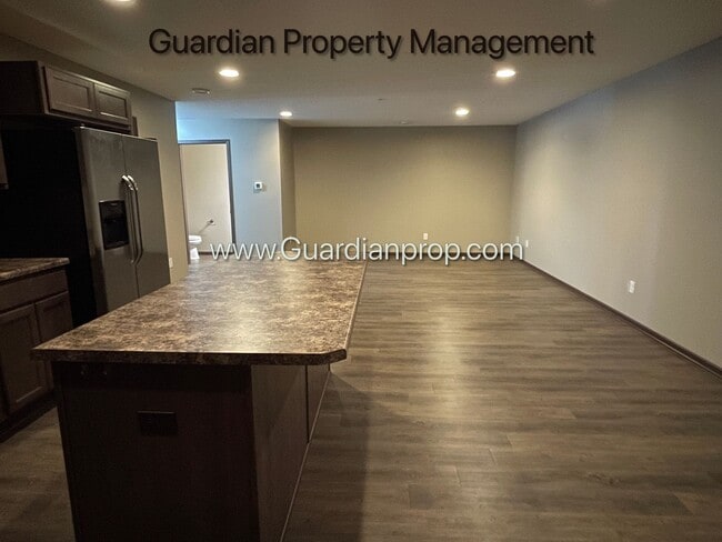 Building Photo - Lakeville, Middle Unit Town Home, 2.5 Bath...