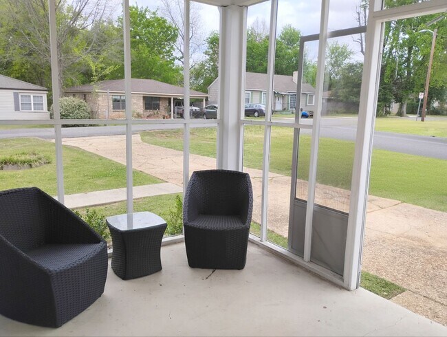 Building Photo - Stunning 3 Bedroom/2 Bath Awaits You