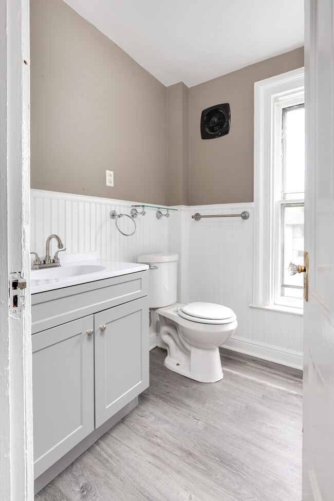 Building Photo - 355 W Clinton St