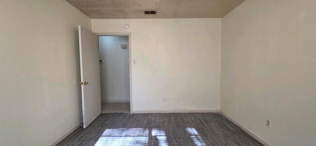 Building Photo - AVAILABLE! 2 Bedroom, 1 Bathroom Duplex in Longview!
