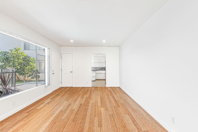 Building Photo - 809 Flora Dr