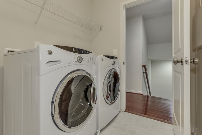 Building Photo - Gorgeous Townhome/Great Location!