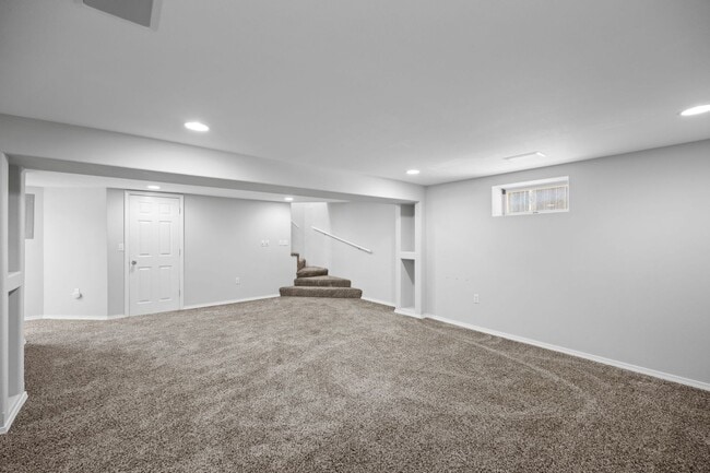 Building Photo - 5 Bedroom Northeast Spokane Home! - Availa...