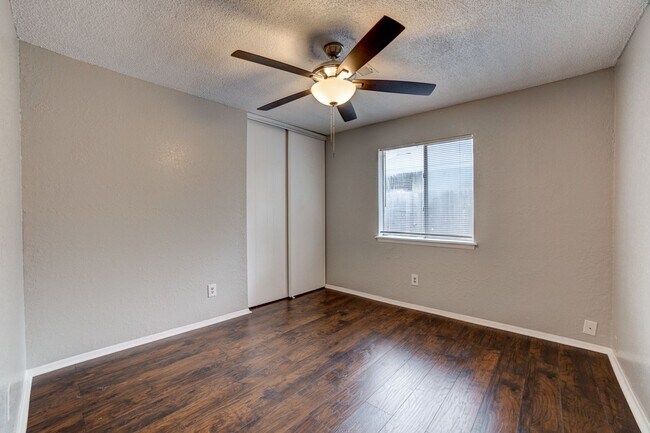 Building Photo - 2 bed/ 1 bath Located Next to Major Highways!