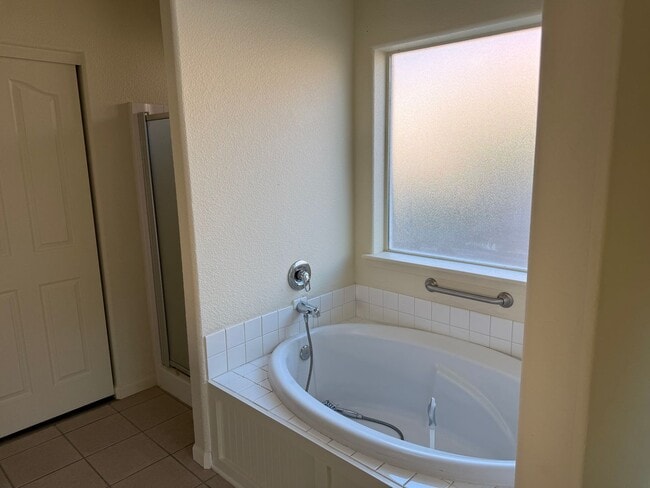 Building Photo - Updated Rental Available Now!