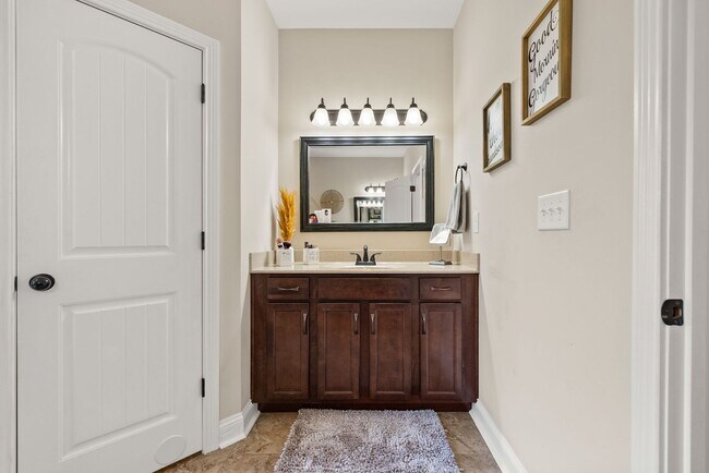 Building Photo - Pet Friendly Four Bedroom with Bonus!