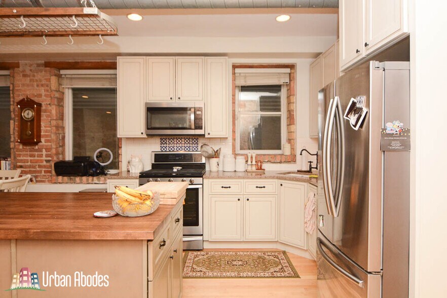 Building Photo - 1723 W Erie St