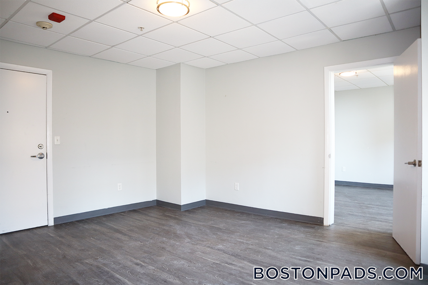 Building Photo - 507 Main St