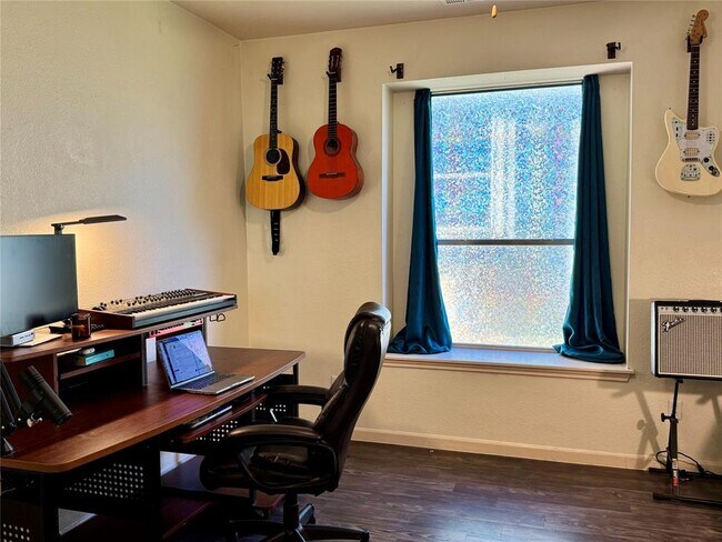 Building Photo - 2308 Sweet Clover Dr