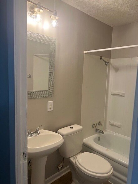 Building Photo - 3 Bedroom 2 BA ranch freshly rehabbed
