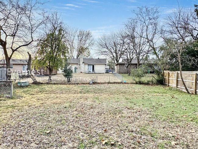 Building Photo - 1756 S Pine Ave