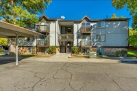 Building Photo - Beautiful Remodeled Condo in Great Location!