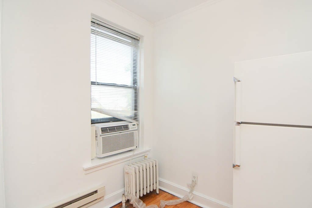 Building Photo - 3345 N Marshfield Ave