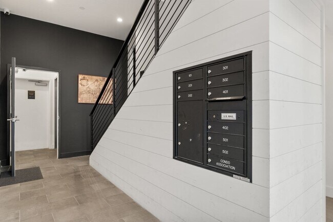 Building Photo - 75 W Broadway