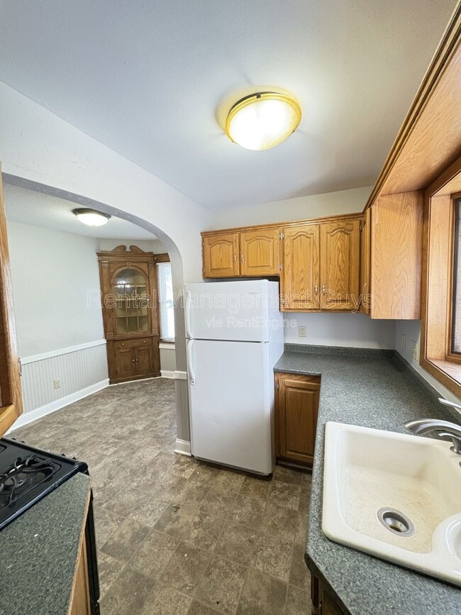 Building Photo - 3546 N Vincent Ave