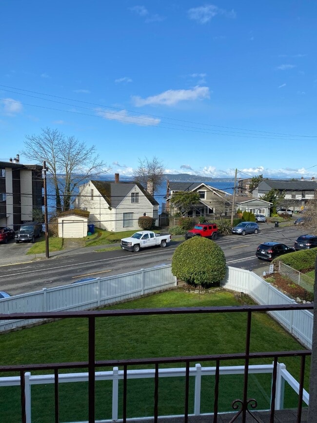 Building Photo - 3816 Beach Dr SW