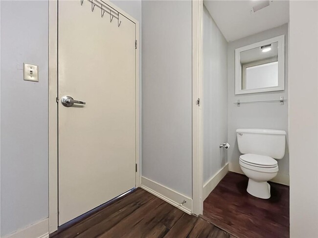 Building Photo - 2 Bedroom / 1.5 Bath Unit in Metropolitan ...