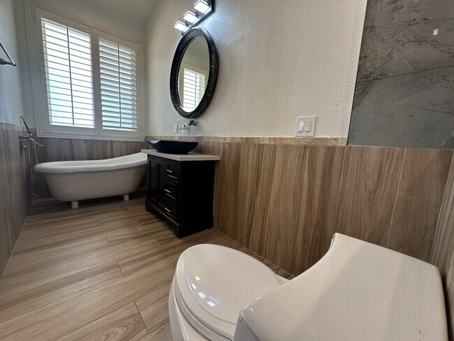 Building Photo - 8317 San Ramon Dr