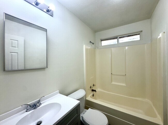 Building Photo - 154 Shady Ln