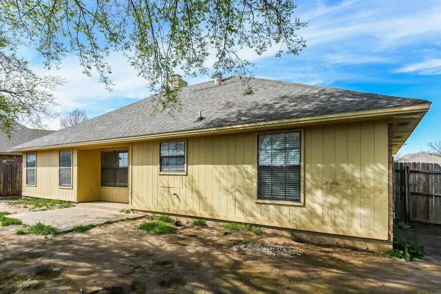 Building Photo - 804 Brittany Dr