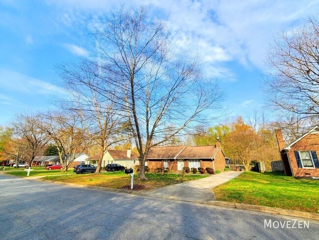 Building Photo - 3004 Bardwell Rd
