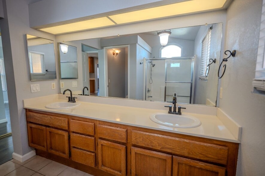 Building Photo - 3099 Oakview Ln