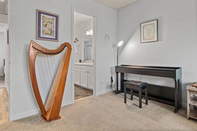 Building Photo - Great 2 bed 2 bath town house centrally lo...