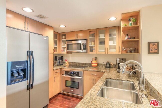 Building Photo - 13700 Marina Pointe Dr