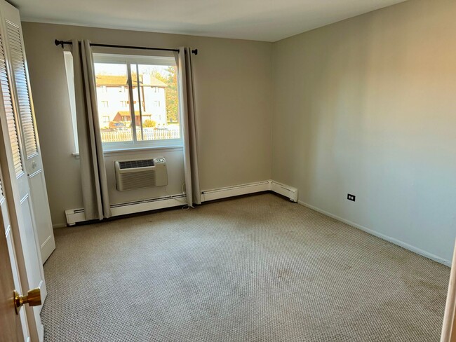 Building Photo - 1BR/1BA condo for rent in Palatine's sough...