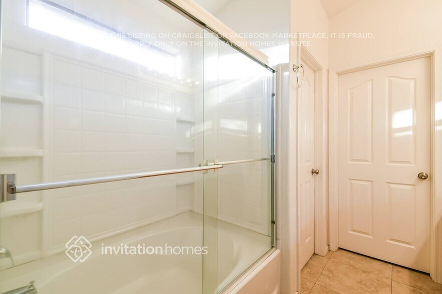 Building Photo - 204 W Belmont Red Cir