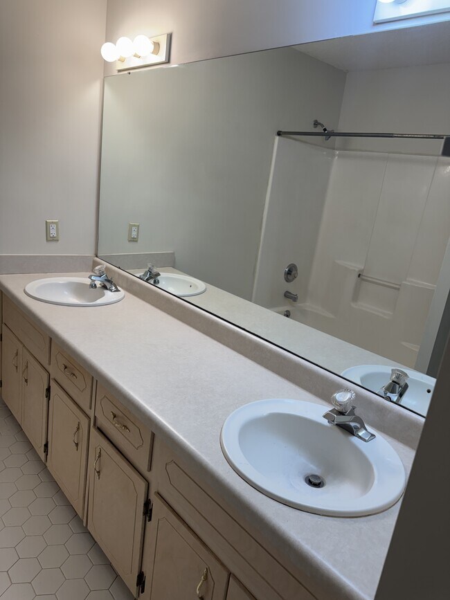 Building Photo - 112 Oak Leaf Cir