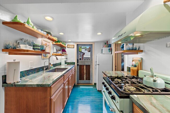 Building Photo - Ever dreamed of living under the sea?!