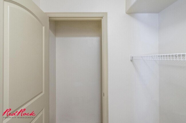 Building Photo - 3 Bedroom Townhome In Fossil Hills!